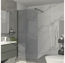 Baie cu paravan de duș din sticlă, chiuvetă și toaletă.