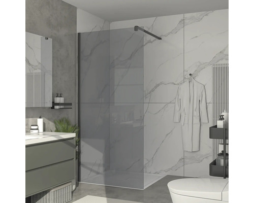 Baie cu paravan de duș din sticlă, chiuvetă și toaletă.