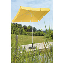 Umbrelă de soare pătrată cu stâlp și bază pe o terasă din lemn