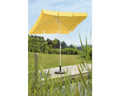 Umbrelă de soare pătrată cu stâlp și bază pe o terasă din lemn