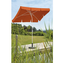 Umbrelă de soare pătrată pe o terasă