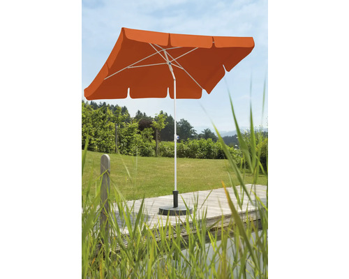 Umbrelă de soare pătrată pe o terasă