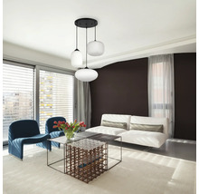 Cameră de zi cu lampă suspendată, canapea și fotolii