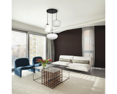 Cameră de zi cu lampă suspendată, canapea și fotolii