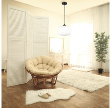 Interior luminos cu lampă suspendată, fotoliu și separator de cameră