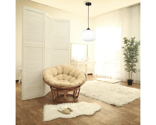 Interior luminos cu lampă suspendată, fotoliu și separator de cameră