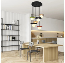 Scenă modernă de sufragerie cu masă, scaune, bibliotecă și lampă suspendată cu mai multe lumini