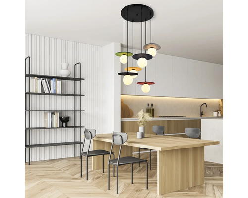 Scenă modernă de sufragerie cu masă, scaune, bibliotecă și lampă suspendată cu mai multe lumini