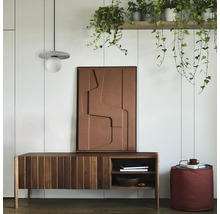 Cameră luminoasă cu comodă, decorațiuni și lampă suspendată