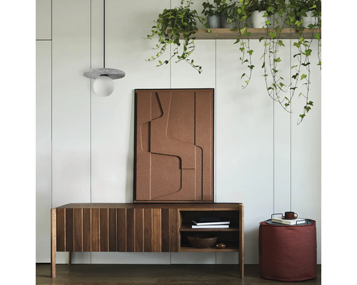 Cameră luminoasă cu comodă, decorațiuni și lampă suspendată