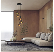 Cameră de zi cu canapea, masă și lampă suspendată cu mai multe lumini