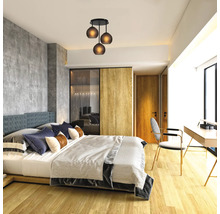 Dormitor cu pat, dulap și plafonieră cu trei lămpi