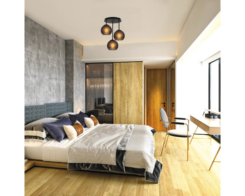 Dormitor cu pat, dulap și plafonieră cu trei lămpi