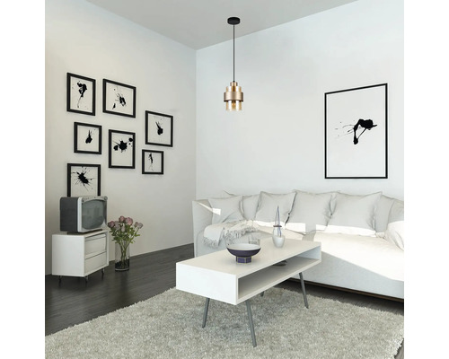 Living cu lampă suspendată, canapea și decorațiuni