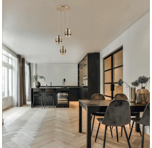 Bucătărie luminoasă cu masă, scaune și iluminat modern