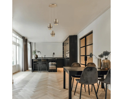 Bucătărie luminoasă cu masă, scaune și iluminat modern