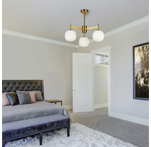 Dormitor cu pat, bancă și plafonieră aurie cu trei puncte de lumină