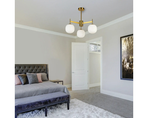 Dormitor cu pat, bancă și plafonieră aurie cu trei puncte de lumină