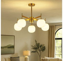 Lumină de tavan aurie cu cinci globuri de sticlă într-un living.
