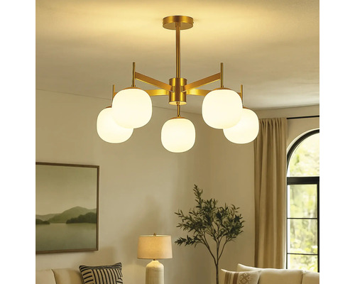 Lumină de tavan aurie cu cinci globuri de sticlă într-un living.