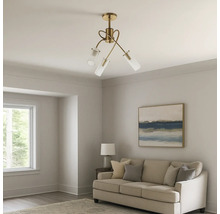 Lumină de plafon cu trei surse de lumină și abajururi transparente în camera de zi.