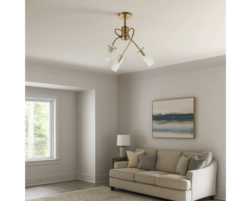 Lumină de plafon cu trei surse de lumină și abajururi transparente în camera de zi.