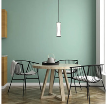 Sufragerie luminoasă cu masă, scaune și lampă suspendată