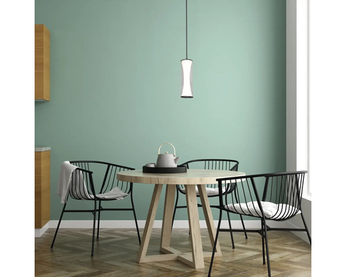 Sufragerie luminoasă cu masă, scaune și lampă suspendată