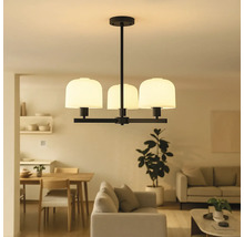 Lumină de tavan cu trei abajururi într-o sufragerie.