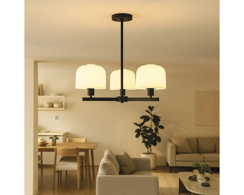 Lumină de tavan cu trei abajururi într-o sufragerie.