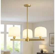 Lustr auriu cu trei abajururi în sufragerie