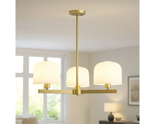 Lustr auriu cu trei abajururi în sufragerie