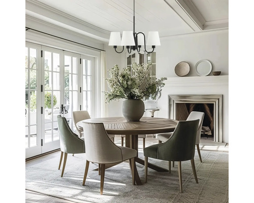 Sufragerie cu masă rotundă din lemn, scaune, candelabru și șemineu.