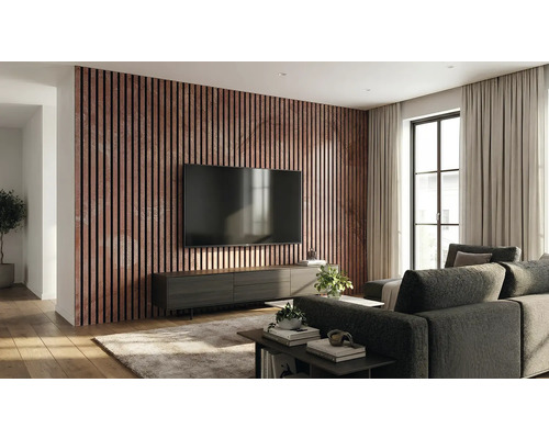 Cameră de zi cu perete cu panouri, televizor și canapea