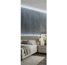 Dormitor modern cu pat, noptieră, lampă și panouri de perete