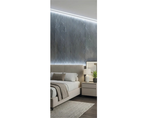 Dormitor modern cu pat, noptieră, lampă și panouri de perete