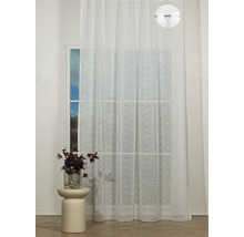 Perdea transparentă cu model în fața unei ferestre