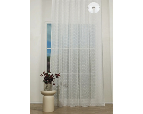 Perdea transparentă cu model în fața unei ferestre
