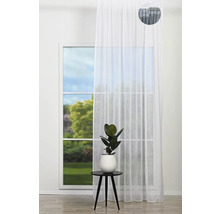 Perdea albă în fața ferestrei cu plantă pe măsuța laterală