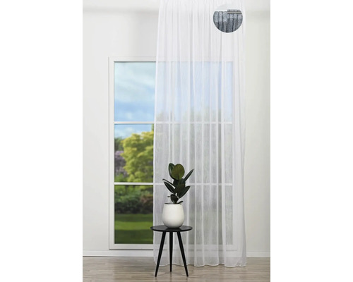 Perdea albă în fața ferestrei cu plantă pe măsuța laterală