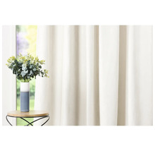 Cortină decorativă cu vază de flori pe o măsuță laterală