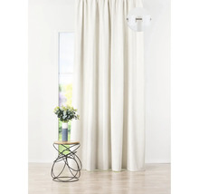 Șaluri decorative din material textil în fața unei ferestre într-o cameră luminoasă