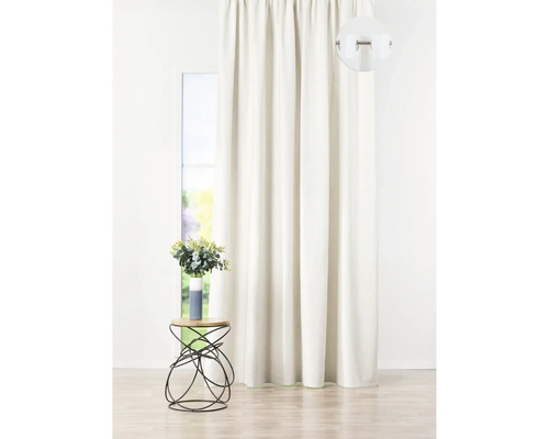 Șaluri decorative din material textil în fața unei ferestre într-o cameră luminoasă