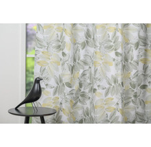 Șaluri decorative cu design cu frunze lângă o fereastră și o figurină decorativă