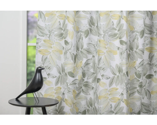 Șaluri decorative cu design cu frunze lângă o fereastră și o figurină decorativă