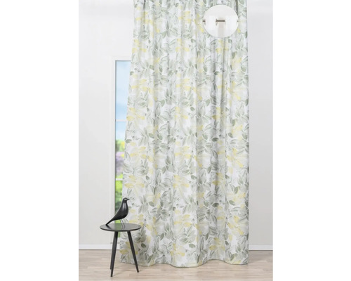 Cortină cu model de frunze în fața unei ferestre