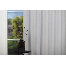 Atmosferă decorativă de locuit cu perdea şi vază cu flori uscate