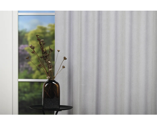 Atmosferă decorativă de locuit cu perdea şi vază cu flori uscate