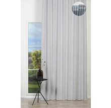 Cortină în fața unei ferestre cu decorațiuni