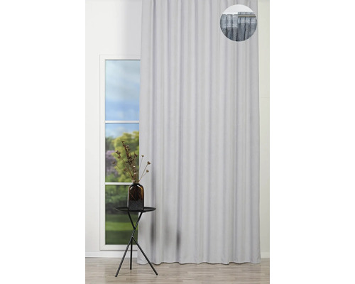 Cortină în fața unei ferestre cu decorațiuni